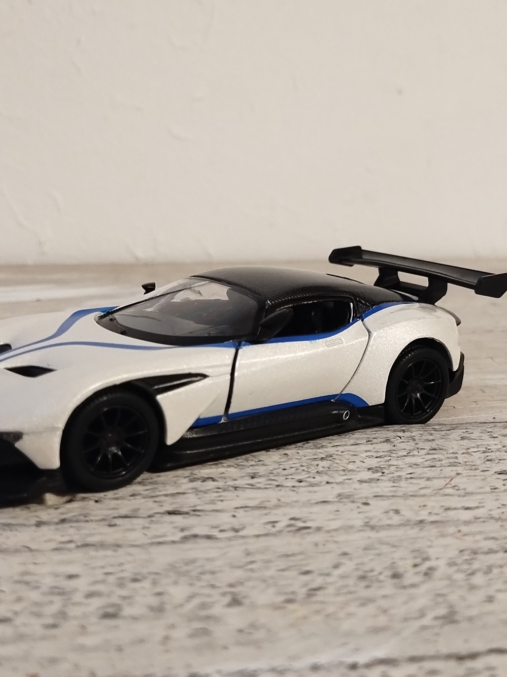 Kinsmart toy Aston Martin Vulcan kt540 scale 1/38 Die cast metal and plastic